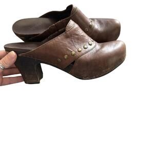Dansko Shoes Womens Size 7.5 Brown Leather‎ Studded Clogs Slip On Heels Comfort